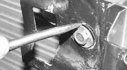 Снятие и установка замка капота и предохранительного крючка